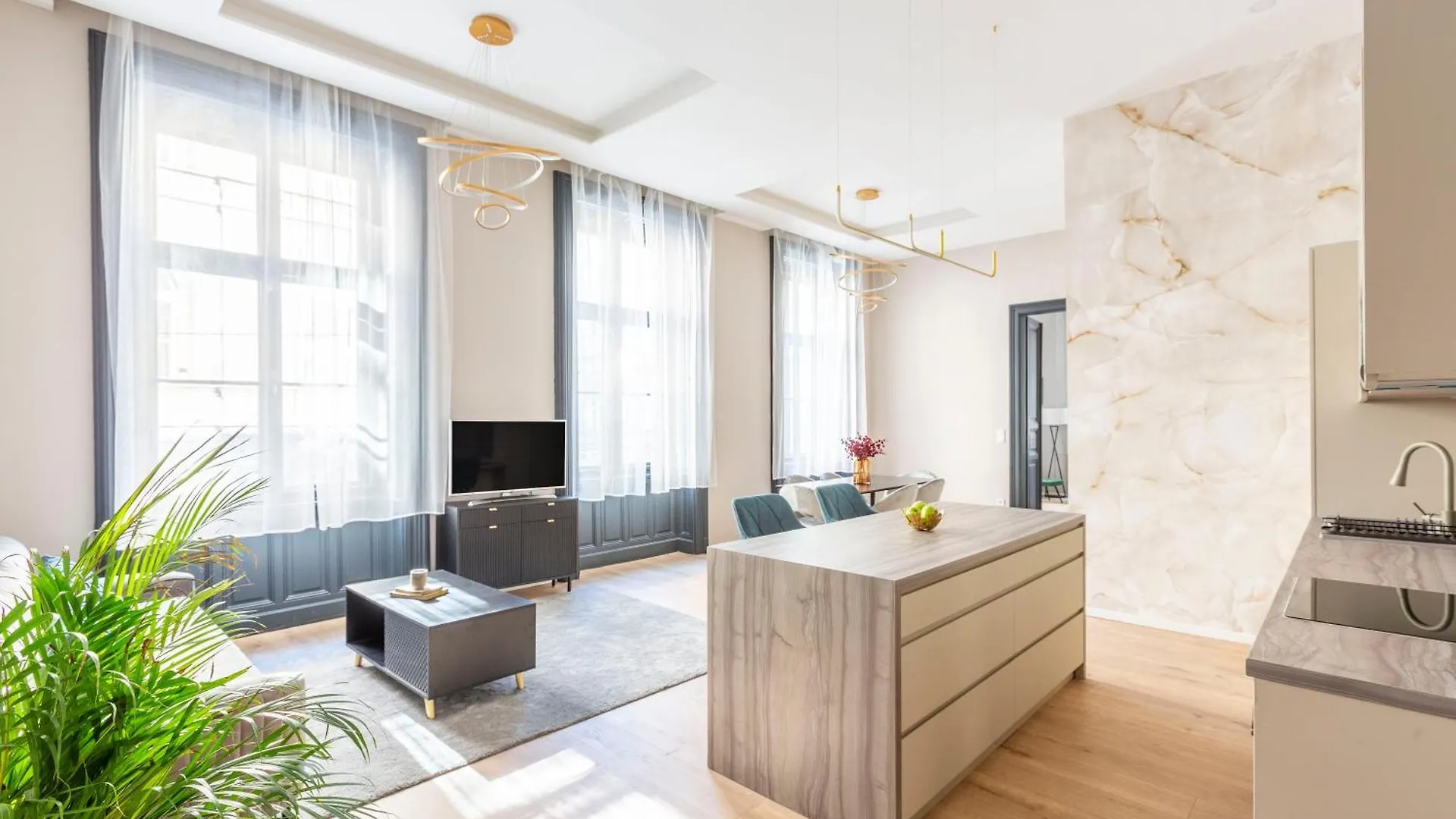 Luxurious & Spacious Central Apartment In The Kertesz Street Budapest