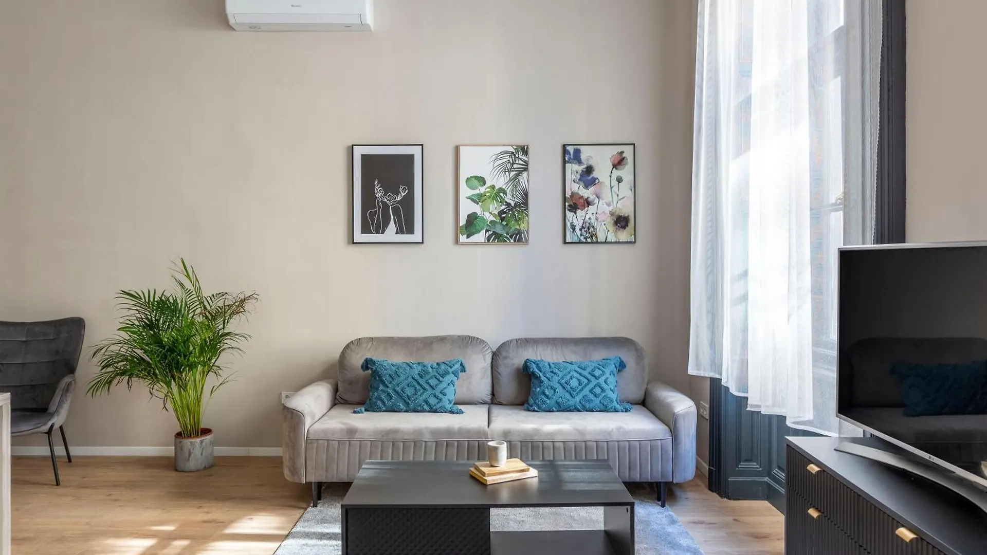 Luxurious & Spacious Central Apartment In The Kertesz Street Budapest Hungary