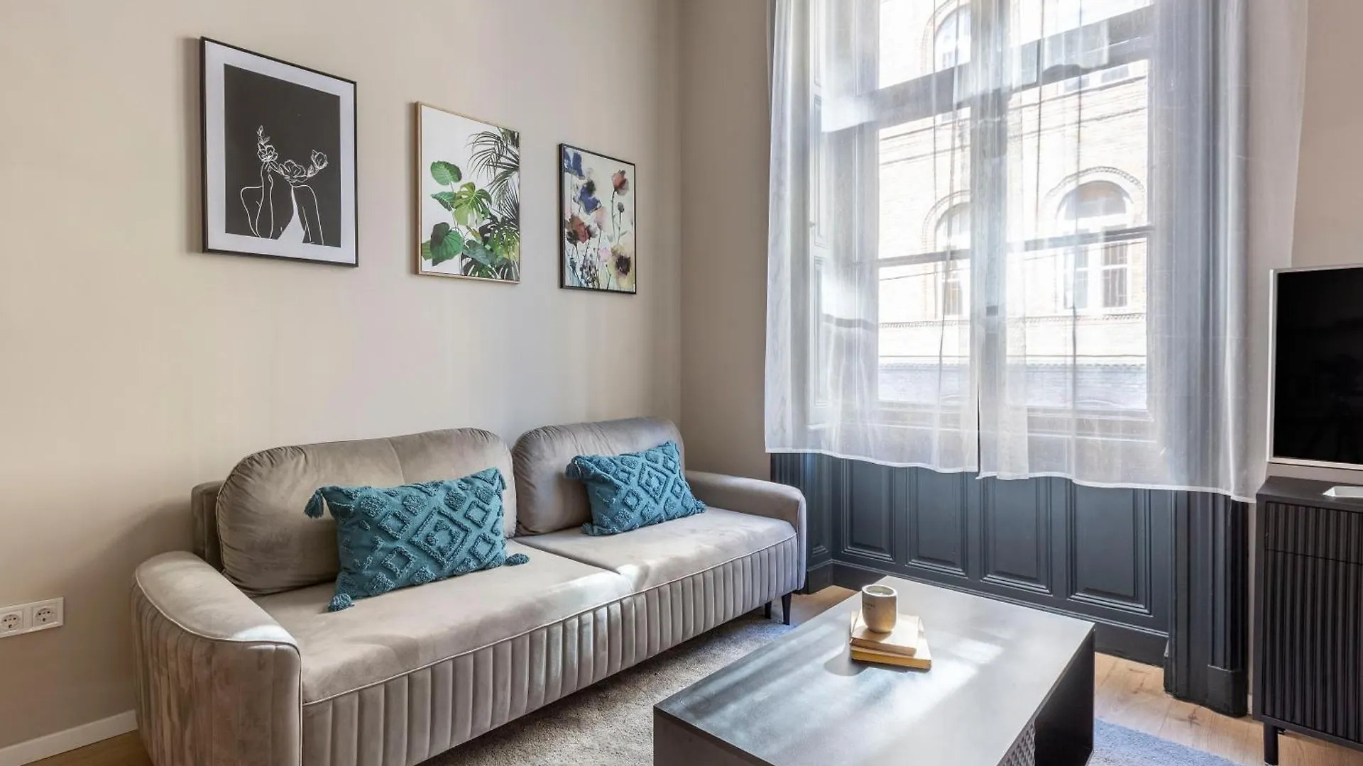 Luxurious & Spacious Central Apartment In The Kertesz Street Budapest